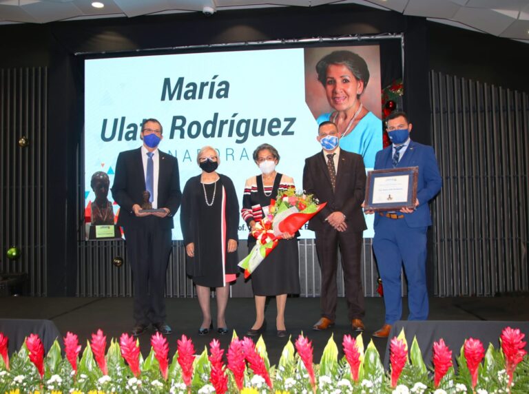 PROFESORA HEREDIANA RECIBE PREMIO DE JUPEMA