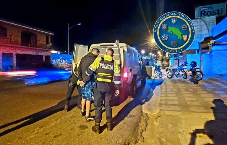 DETIENEN A OCHO SUJETOS EN HEREDIA ANOCHE