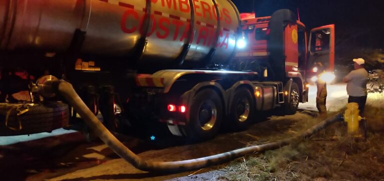 AYA LLEVA AGUA A BOMBEROS PARA ATENDER INCENDIO EN EL COYOL