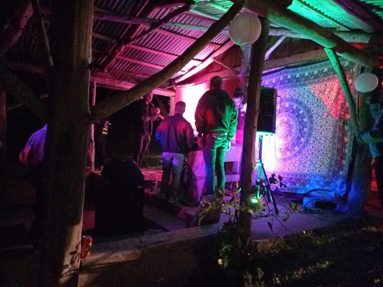 INVADEN FINCA PARA HACER FIESTA CLANDESTINA