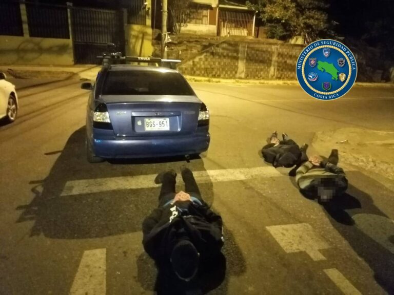 DETIENEN A TRES SUJETOS POR ROBO EN SANTO DOMINGO