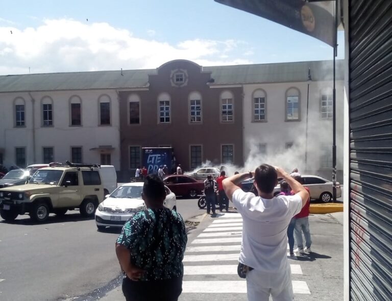 SAN JUAN DE DIOS ACTIVÓ ALERTA TRAS INCENDIO DE VEHÍCULO EN LAS AFUERAS