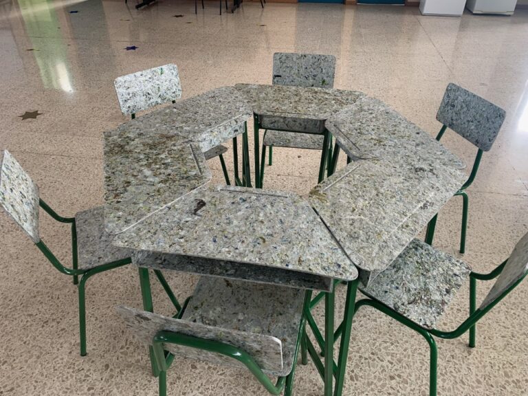 DOS PINOS DONA PUPITRES ELABORADOS CON ENVASES TETRAPACK