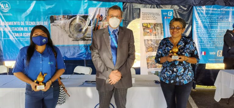 TRABAJADORAS EJEMPLARES RECIBEN RECONOCIMIENTO EN AYA