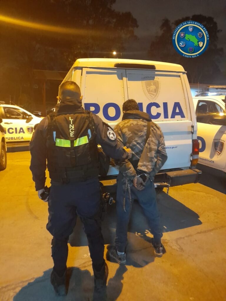 POLICÍA DECOMISA DROGAS Y ARMAS DE FUEGO EN PAVAS