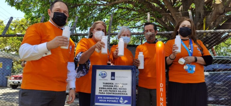 AYA INSTALA ESTACIONES DE RECARGA DE AGUA DONADAS POR LOS PAÍSES BAJOS