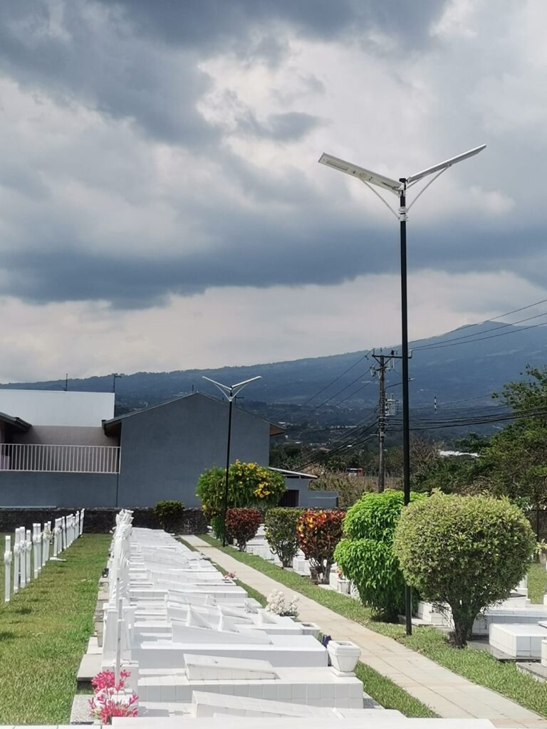 CEMENTERIO DE FLORES CON NUEVA ILUMINACIÓN LED