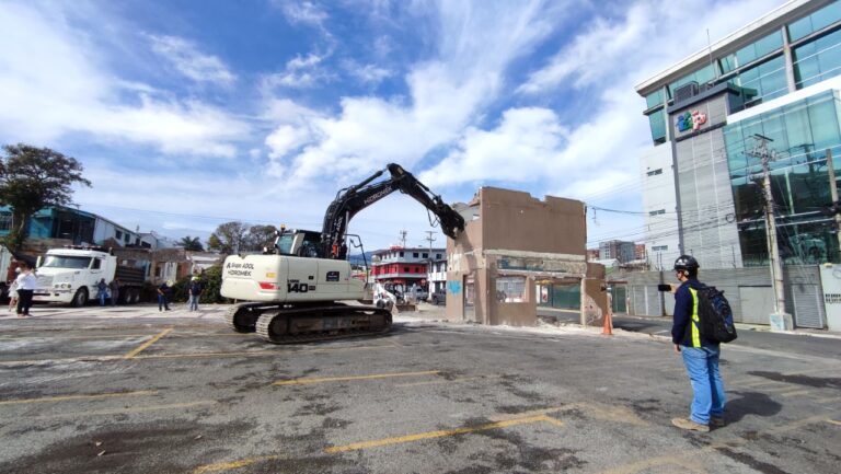 INICIAN DEMOLICIONES PARA LEVANTAR TORRE DE LA ESPERANZA
