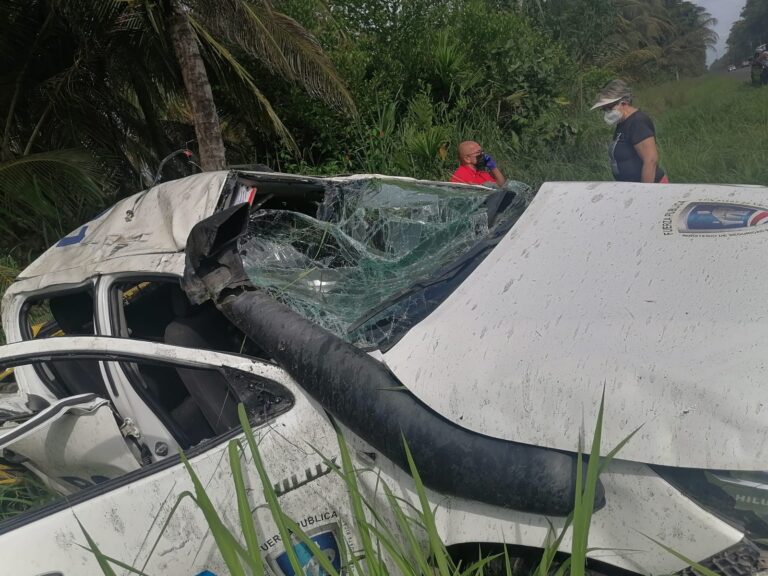 MUERE POLICÍA AL VOLCARSE LA PATRULLA