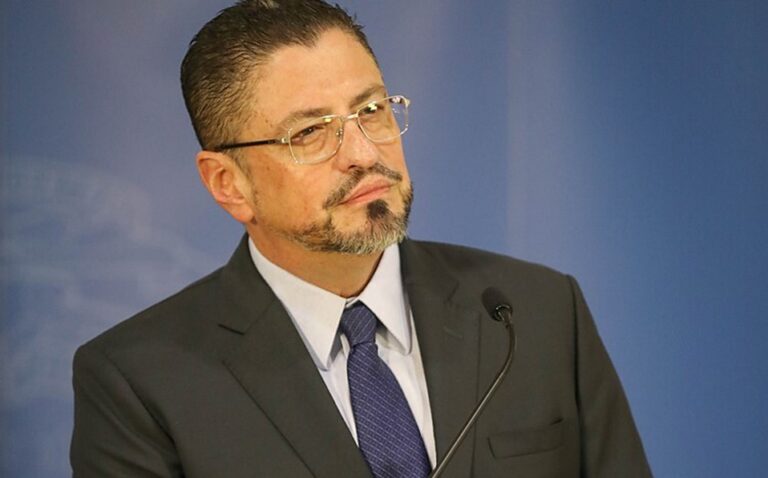 “ESTA MISMA NOCHE GUARDEMOS LAS BANDERAS PARTIDARIAS”