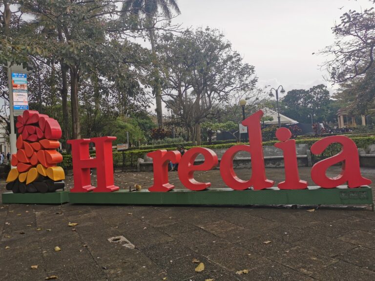 SE ROBAN LETRA DEL PARADERO FOTOGRÁFICO DEL PARQUE DE HEREDIA