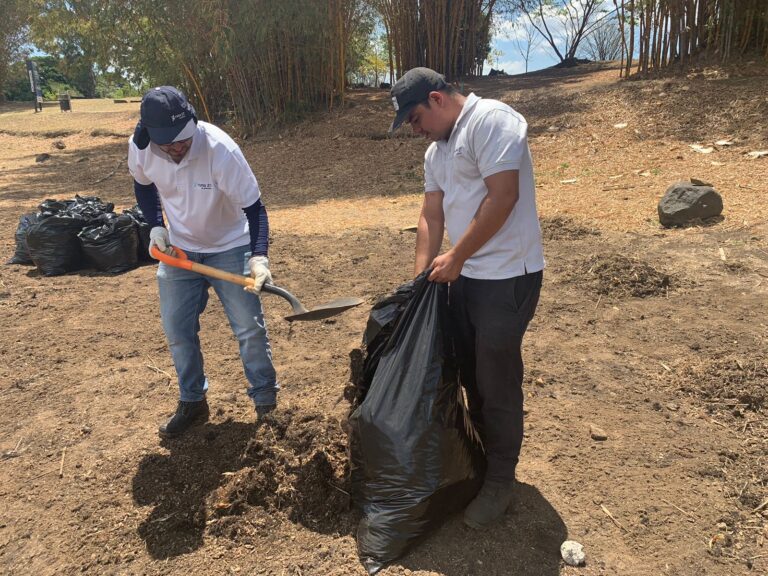 VOLUNTARIOS SACARON DESECHOS PLÁSTICOS Y DE VIDRIO DEL LAGO DE LA SABANA