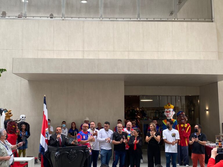 MASCARADA SE CONVIERTE EN SÍMBOLO NACIONAL