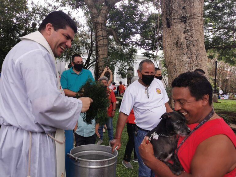 HEREDIANOS «BAÑADOS» EN AGUA BENDITA