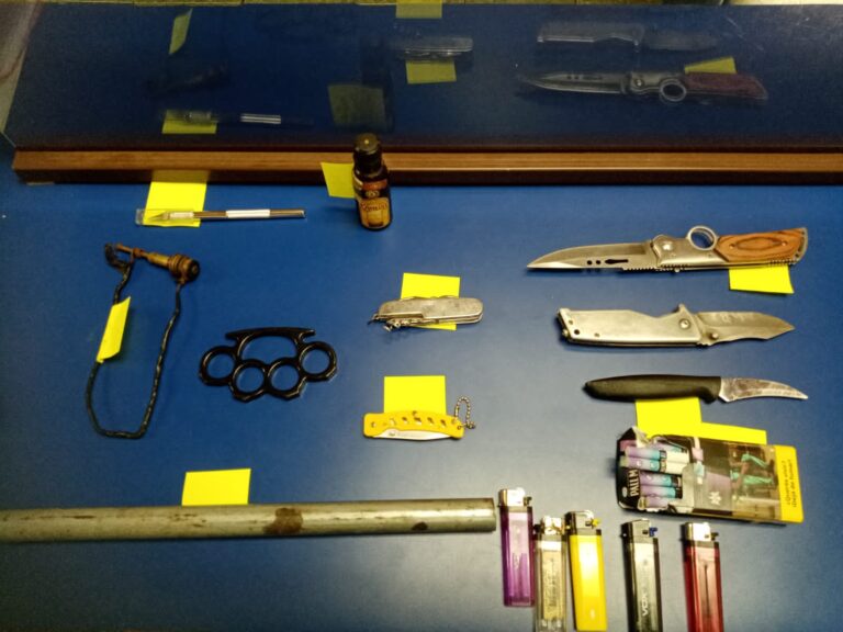 EN COLEGIO DECOMISAN CUCHILLOS A ESTUDIANTES