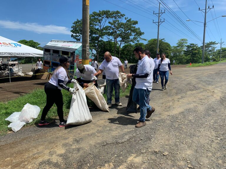 VOLUNTARIOS SACARON 230 KILOS DE BASURA DE PLAYA ROCA LOCA EN JACÓ