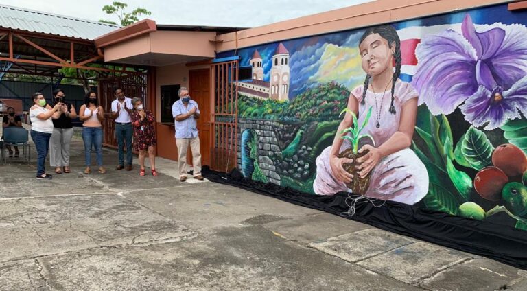 ESCOLARES ELABORAN MURAL CON ASOCIACION GUAPINOL