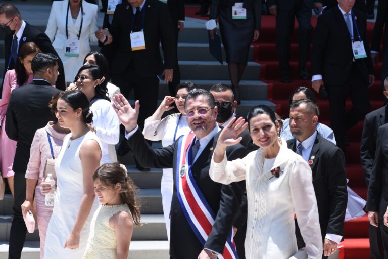 ¡ADIÓS A LA MASCARILLA Y VACUNA OBLIGATORIA!