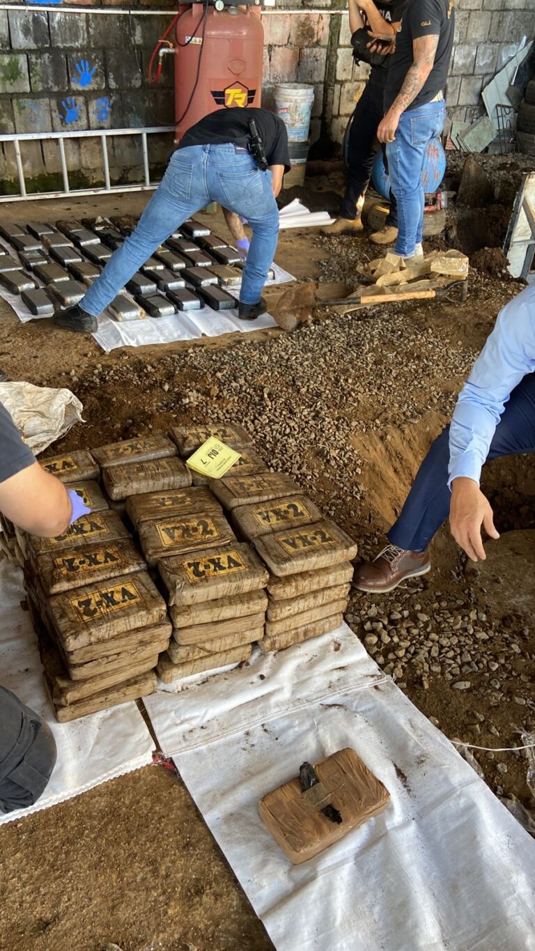 EN FOSAS OCULTABAN COCAÍNA EN LAVACAR DE SAN JOAQUIN