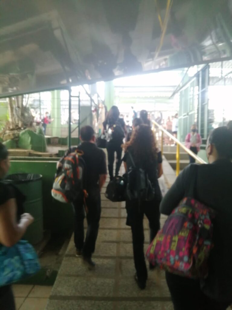 PERSONAL DE ESCUELA VISTE DE NEGRO COMO PROTESTA