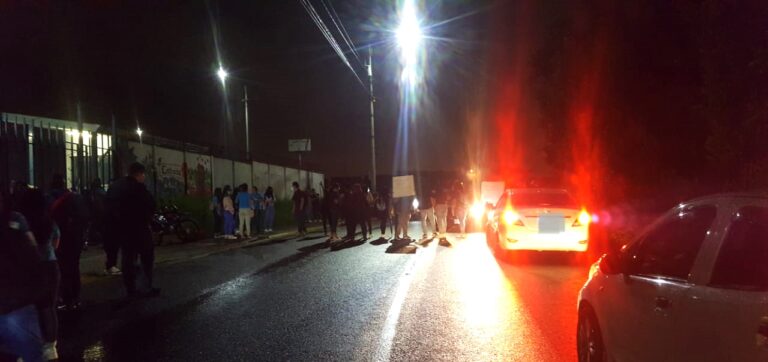 ALUMNOS DEL NOCTURNO DE GUARARÍ CIERRAN LA CALLE