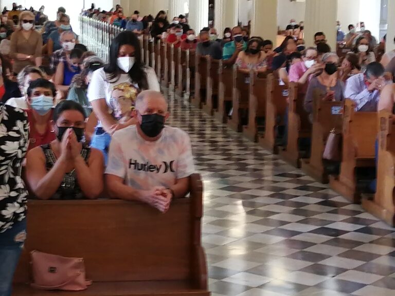 EN LAS IGLESIAS CATÓLICAS SE MANTENDRÁ EL USO DE LA MASCARILLA
