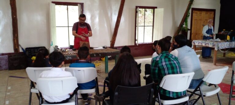 NIÑOS DE ROBLEALTO COMPARTEN CON ESCULTORES HEREDIANOS