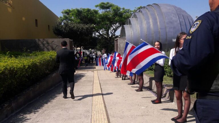 FLORES ALUSIVAS A BANDERA DE LETONIA PARA PAREJA PRESIDENCIAL
