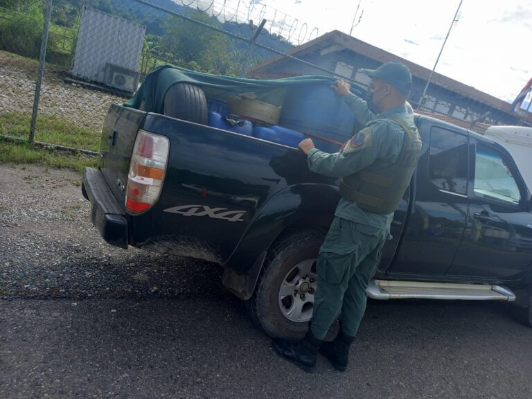 DECOMISAN 400 LITROS DE GASOLINA TRAÍDA DE CONTRABANDO DESDE PANAMA