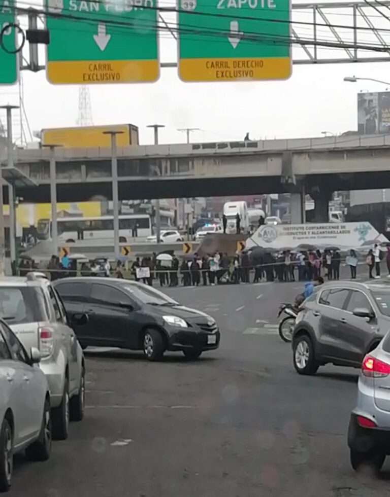 MARCHA DE ESTUDIANTES AVANZA HACIA CASA PRESIDENCIAL