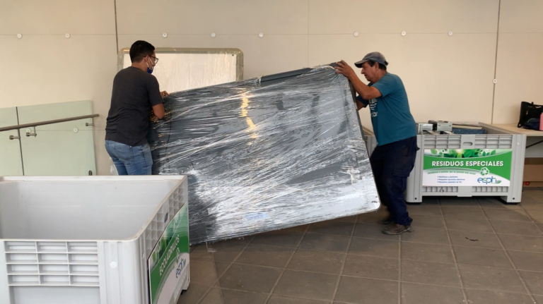 FERIA AMBIENTAL PREMIA A QUIENES LLEVEN ARTÍCULOS PARA RECICLAR