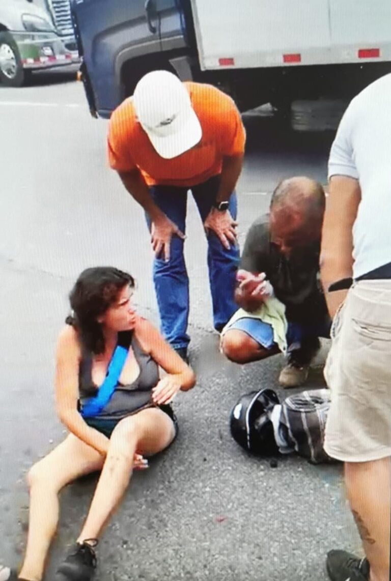 DOS NIÑOS GRAVES TRAS COLISIÓN DE MOTO Y AUTO