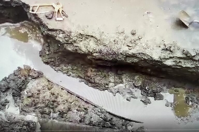 DENUNCIAN QUE MUNICIPALIDAD LES DESPEDAZÓ ACERA Y LOS DEJÓ SIN SALIDA DE SU CASA