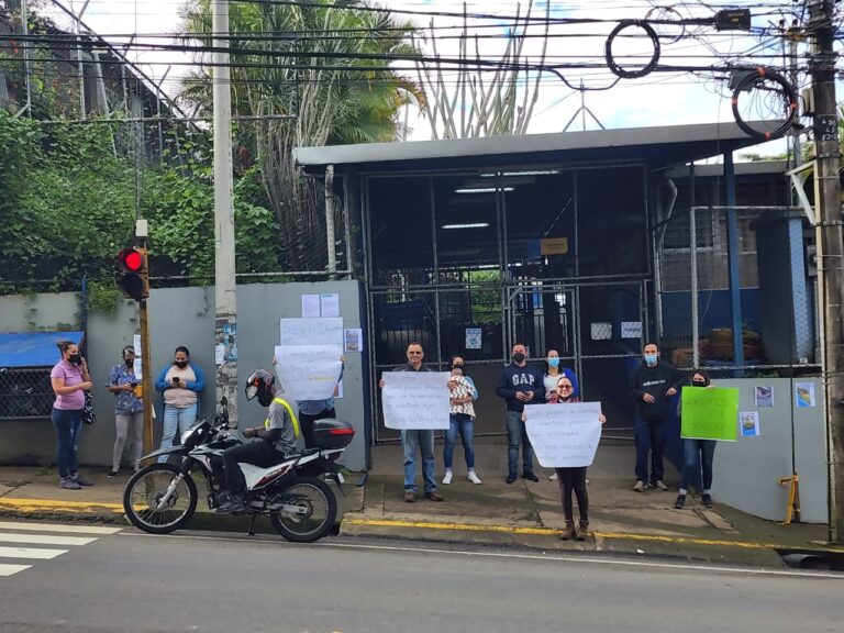 CON CANDADOS CIERRAN ESCUELA LABORATORIO