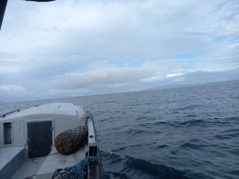 BARCO RESCATA AL CAPITÁN DE LA LANCHA QUE NAUFRAGÓ EL DOMINGO