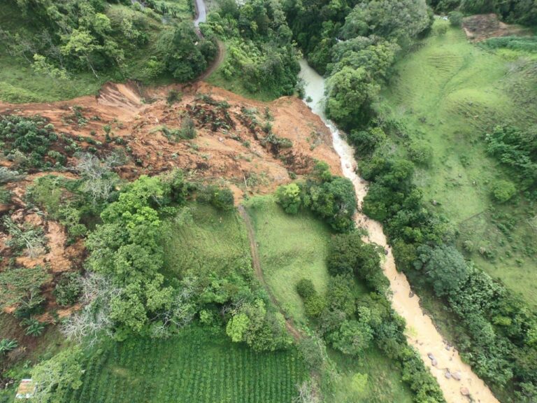 INUNDACIONES Y DESLIZAMIENTOS DEJA EL PASO DE LA ONDA TROPICAL
