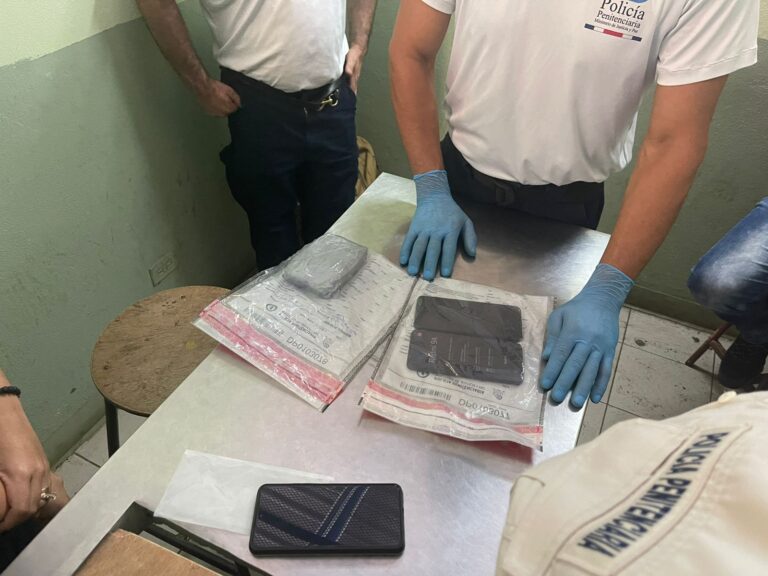 DETIENEN POLICÍAS PENITENCIARIOS CON DROGA Y CELULARES