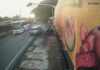 AL ADELANTAR AUTOBÚS ATROPELLA PERSONAS QUE ESTABAN EN LA ACERA