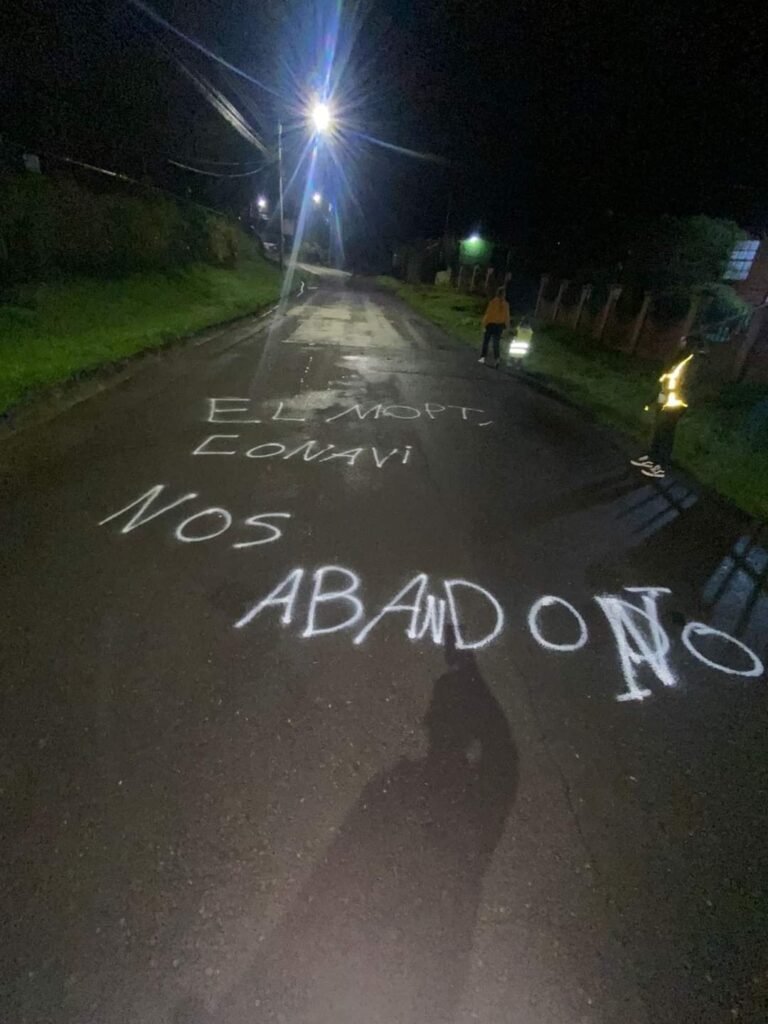 VECINOS PINTAN HUECOS COMO PROTESTAN POR MAL ESTADO DE LA CALLE