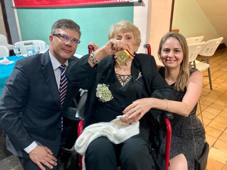 EDUCADORA RECIBE CONDECORACIÓN DE LA MUNICIPALIDAD DE HEREDIA