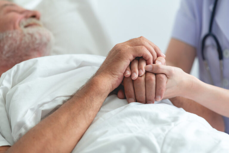 ASOCIACIÓN HOSPITALARIA APOYA A PACIENTES GERIÁTRICOS CON PAÑALES
