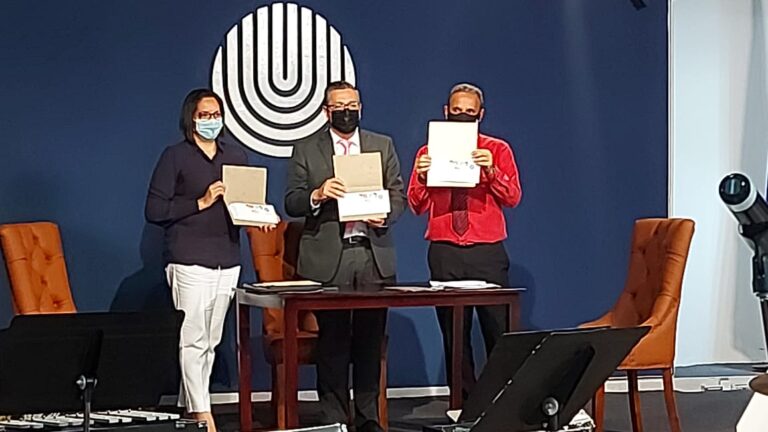 CORREOS CELEBRA 45 ANIVERSARIO DE UNED CON MATASELLOS CONMEMORATIVO