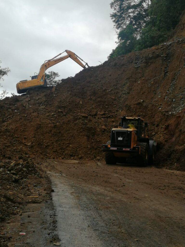 CONTINÚAN TRABAJOS DE LIMPIEZA EN LA RUTA 32