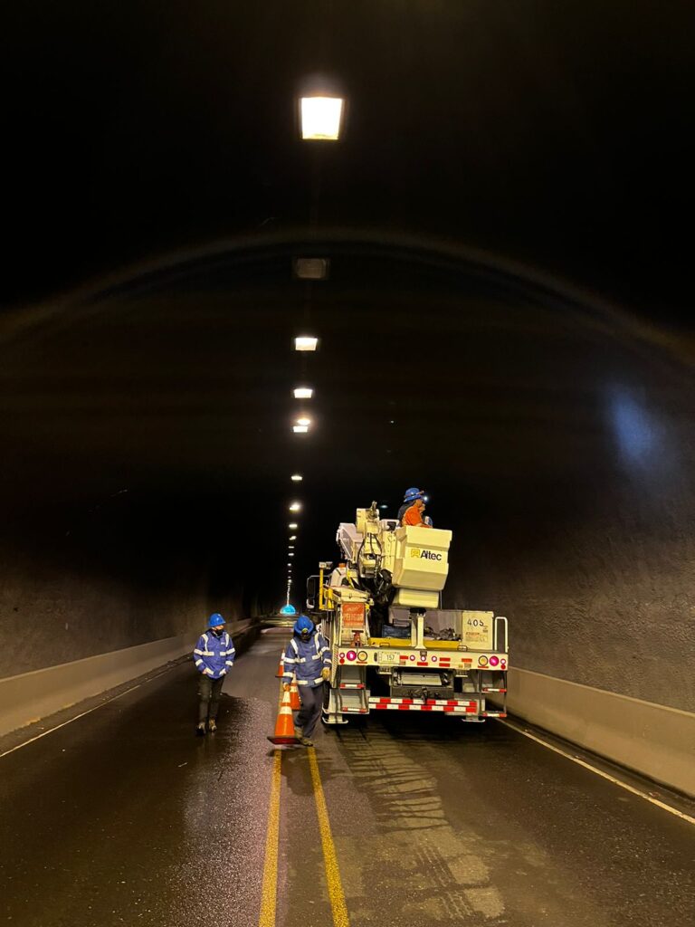 REPARAN LUCES EN EL TÚNEL ZURQUÍ