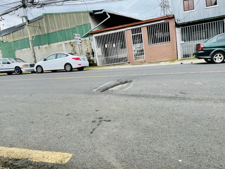 VECINOS PIDEN QUE REPAREN HUECOS