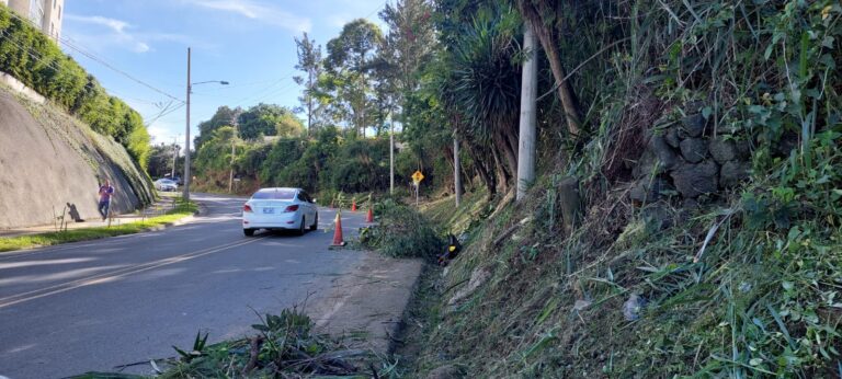 MUNICIPALIDAD DE SAN RAFAEL DE HEREDIA LIMPIA ORILLAS DE CALLE