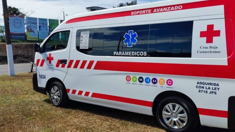 RESCATAN A MUJER EMBARAZADA TRAS COLISIÓN TRIPLE