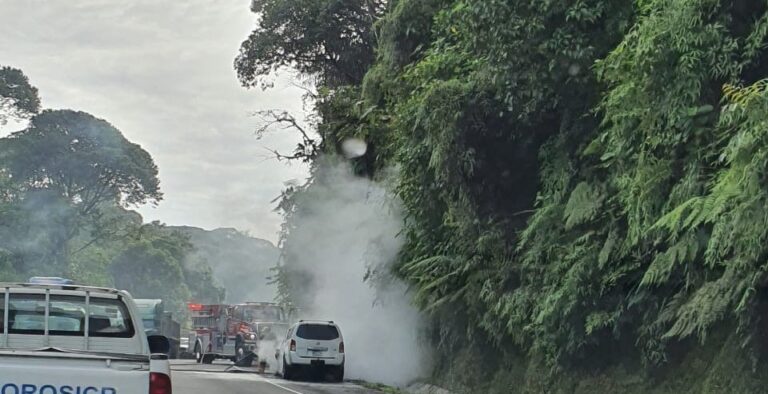 ARDE VEHÍCULO EN LA RUTA 32