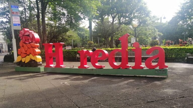 BORRACHO ARRANCÓ LA «E» DEL PARADERO FOTOGRÁFICO