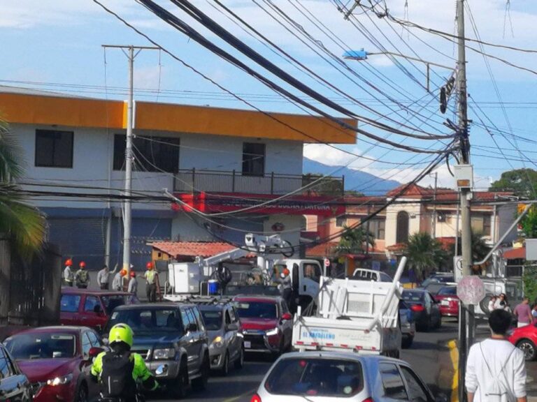 ACCIDENTE MANTIENE SIN LUZ PARTE DE HEREDIA Y MERCEDES